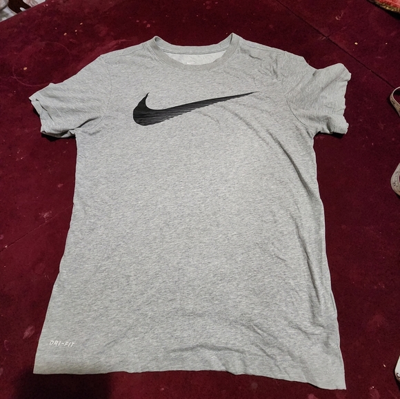 NWOT ... Nike Gray Shirt / T-shirt 👕 - Picture 4 of 7